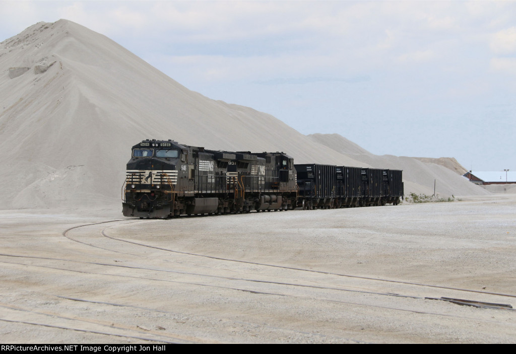 NS 9486 & 9931 sit tied down after bringing 69D in to the quarry